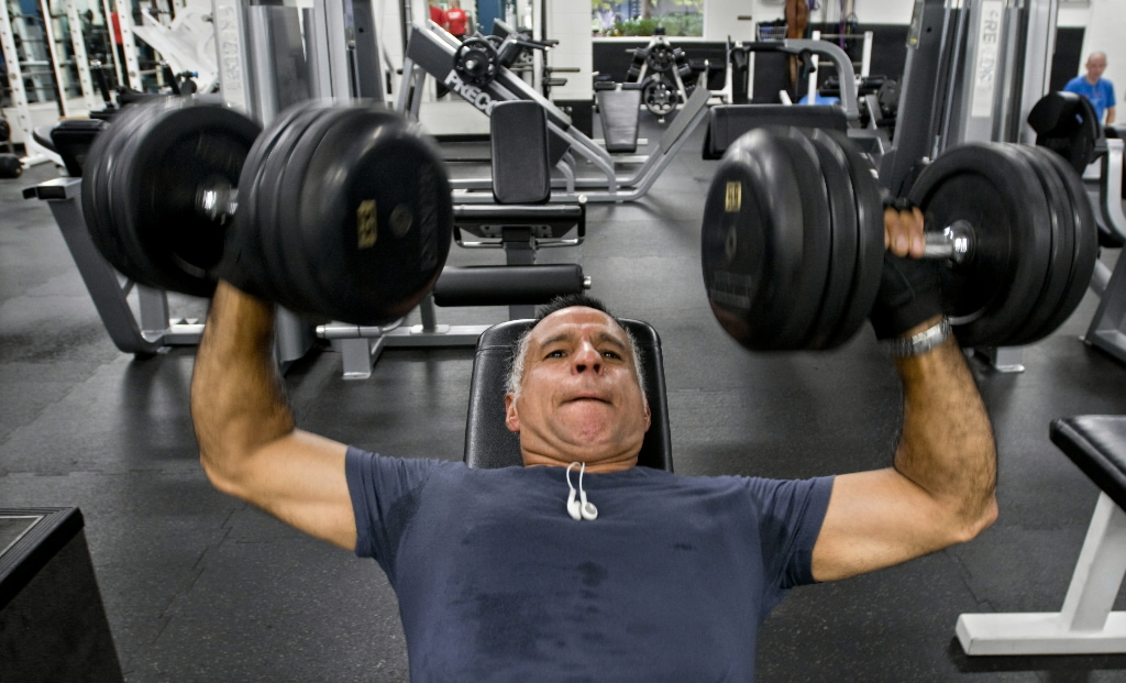Муж после 45. Пожилой мужчина силовая тренировка. Тренировка в тренажерном зале в 45 лет. Силовые после 50. Силовые упражнения для пожилых мужчин.